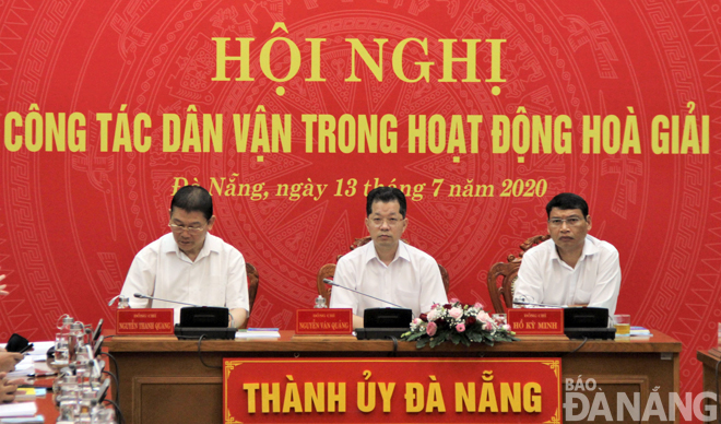 Phó Bí thư Thường trực Thành ủy Nguyễn Văn Quảng (giữa) cùng các đại biểu tham dự hội nghị công tác dân vận trong hoạt động hòa giải tại điểm cầu Đà Nẵng. Ảnh: LAM PHƯƠNG