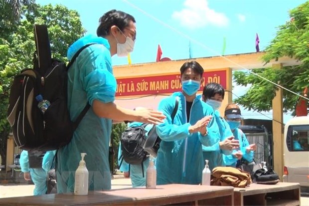 Citizens conduct disinfection upon arrival in a concentrated quarantine area (Photo: VNA)