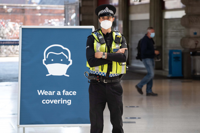 Tại khu vực công cộng ở thủ đô London (Anh), mọi người được yêu cầu phải đeo khẩu trang. 					Ảnh: AFP/Getty Images
