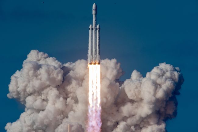Tên lửa Falcon Heavy rời khỏi Trung tâm vũ trụ Kennedy của NASA ngày 6/2/2018. Ảnh: SpaceX