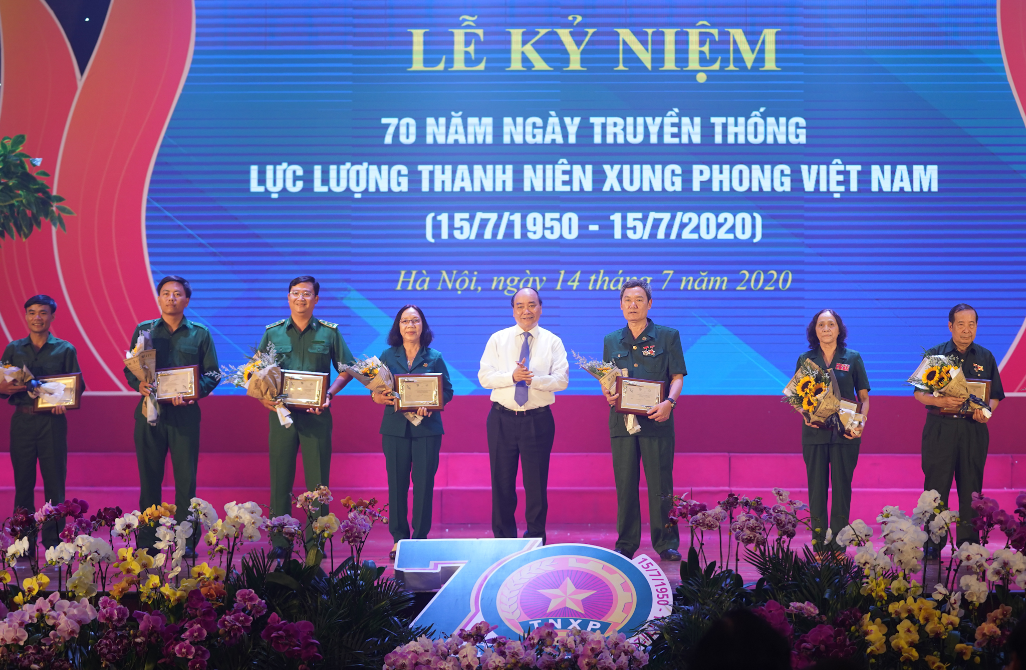 Thủ tướng Nguyễn Xuân Phúc tặng biểu trưng tôn vinh các TNXP điển hình tiêu biểu qua các thời kỳ - Ảnh: VGP/Quang Hiếu