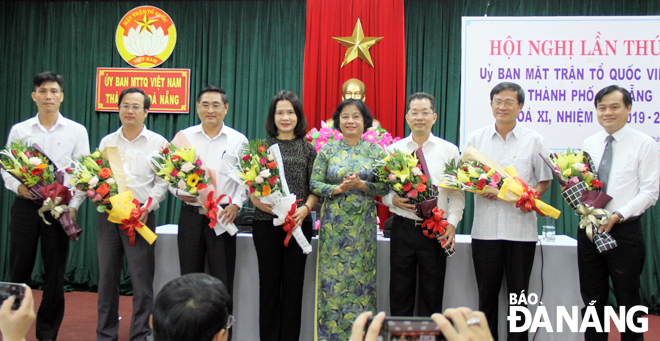 Chủ tịch Ủy ban MTTQ Việt Nam thành phố Đặng Thị Kim Liên (thứ 4, phải sang) tặng hoa chúc mừng các cá nhân được bầu làm Ủy viên Ủy ban MTTQ Việt Nam thành phố khóa XI, nhiệm kỳ 2019-2024. Ảnh: LAM PHƯƠNG 