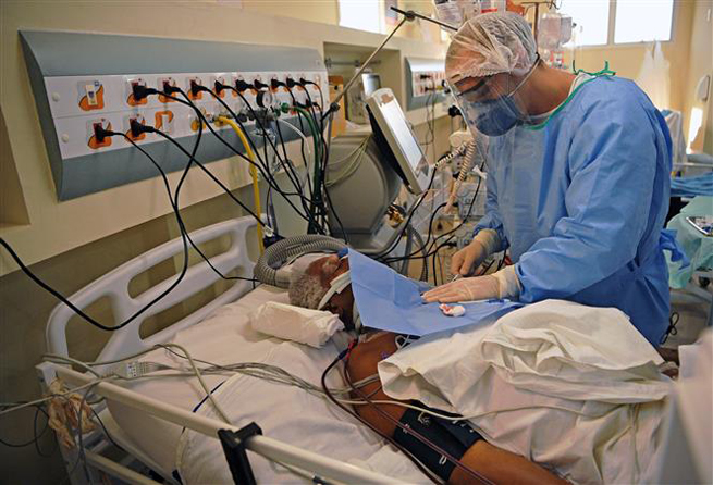  Nhân viên y tế lấy điều trị cho bệnh nhân Covid-19 tại bệnh viện ở Niteroi, Rio de Janeiro (Brazil) ngày 22-6-2020. Ảnh: THX/TTXVN