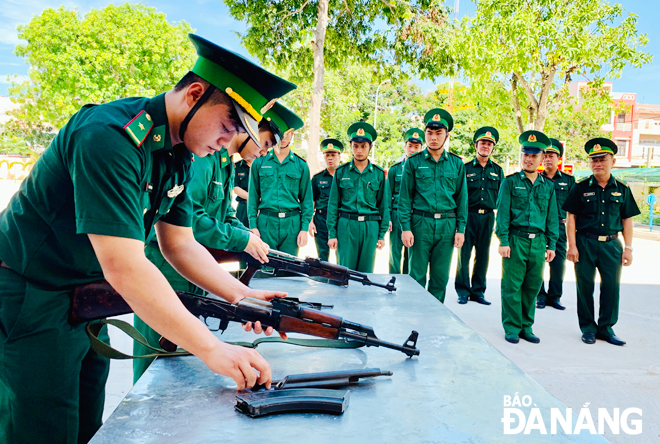 Công tác huấn luyện luôn được các đơn vị quan tâm. TRONG ẢNH: Kiểm tra thực hành tháo lắp súng AK tại đồn Biên phòng Phú Lộc.              Ảnh: BÁ VĨNH