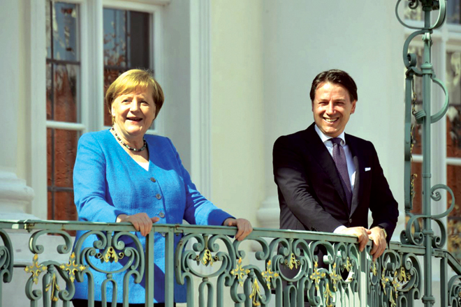 Thủ tướng Đức Angela Merkel (trái) gặp gỡ Thủ tướng Ý Giuseppe Conte tại lâu đài Meseberg, phía bắc thủ đô Berlin. Ảnh: AP