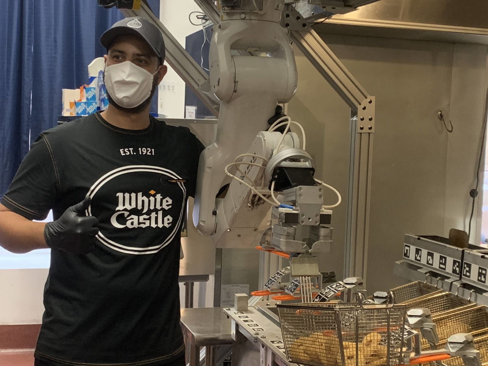 Chuỗi cửa hàng bán bánh hamburger White Castle sẽ thử nghiệm robot có thể làm khoai tây chiên và các món ăn khác. Ảnh: prowell-tech.com