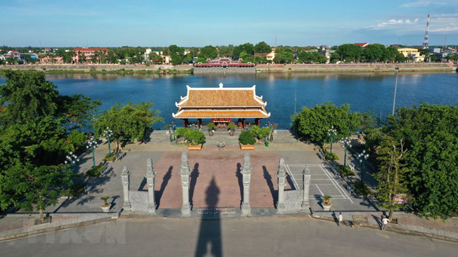 •       Đền tưởng niệm-Bến thả hoa bờ bắc sông Thạch Hãn, phường An Đôn, thị xã Quảng Trị. (Ảnh: Hồ Cầu/TTXVN)