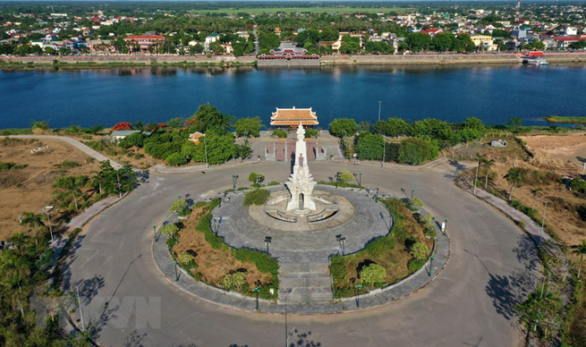 •       Đền tưởng niệm-Bến thả hoa bờ bắc sông Thạch Hãn, phường An Đôn, thị xã Quảng Trị. (Ảnh: Hồ Cầu/TTXVN)