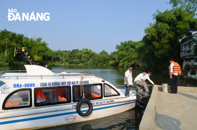 The city leaders conducting a survey on services on inland waterways in Hoa Vang District’s Tuy Loan Village