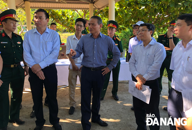 Bí thư Thành ủy Trương Quang Nghĩa (thứ ba, trái sang) kiểm tra tình hình thực tế tại doanh trại Trung đội pháo Sơn Trà. 	                Ảnh: NGỌC ĐOAN