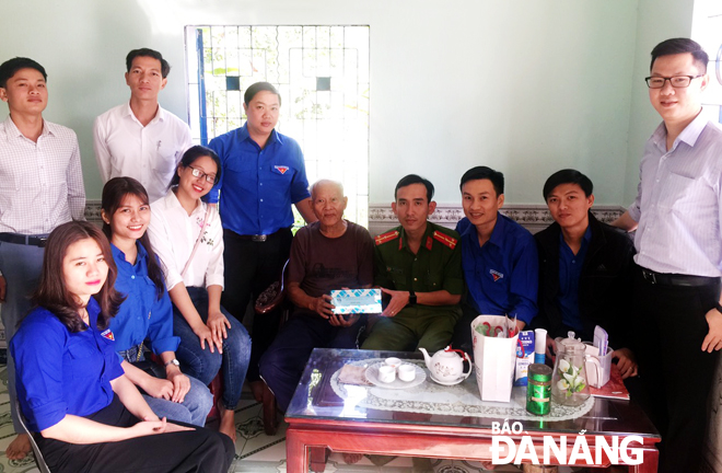 Thanh niên Hòa Vang chung tay chăm lo cho gia đình chính sách. Trong ảnh: Huyện Đoàn Hòa Vang thăm, tặng quà gia đình chính sách trên địa bàn dịp Tết Nguyên đán 2020. Ảnh: TIỂU YẾN