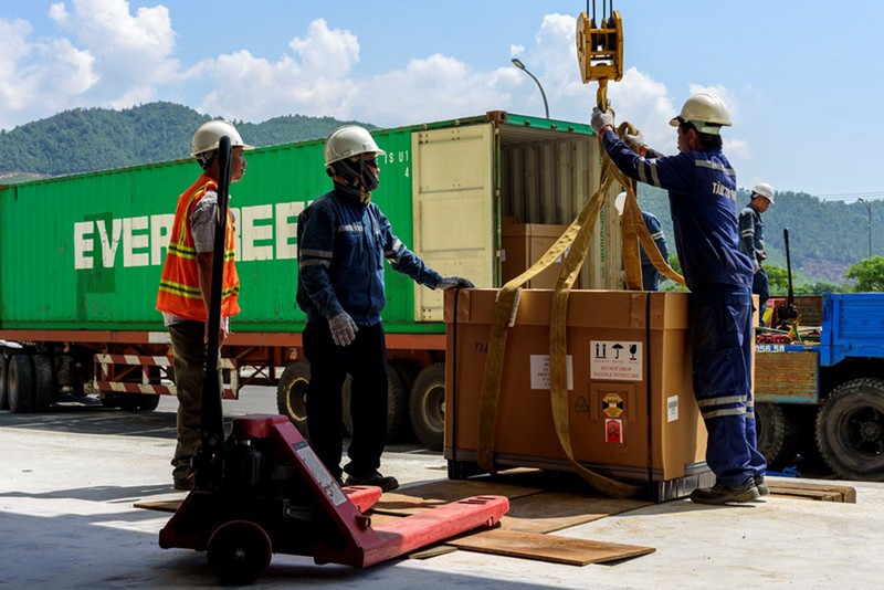 The delivery of the imported equipment to the SMT assembly and manufacturing plant in progress (Photo courtesy of DITP)