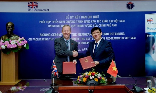 Acting Minister of Health Nguyen Thanh Long (R) and British Ambassador Gareth Ward at the signing (Photo: moh.gov.vn)