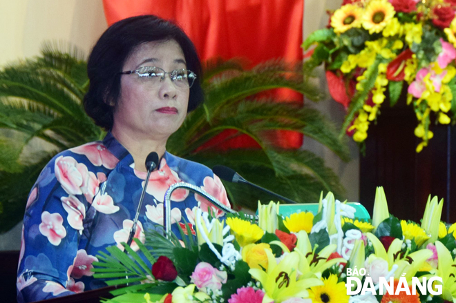 Chủ tịch Ủy ban MTTQ Việt Nam thành phố Đặng Thị Kim Liên phát biểu tại kỳ họp thứ 15 của HĐND thành phố khóa IX. Ảnh: TRỌNG HUY