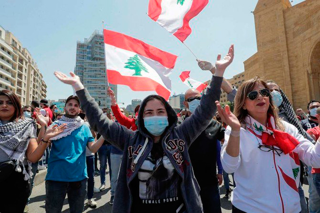 Người dân Lebanon biểu tình phản đối chính phủ để xảy ra khủng hoảng kinh tế. Ảnh: AP 
