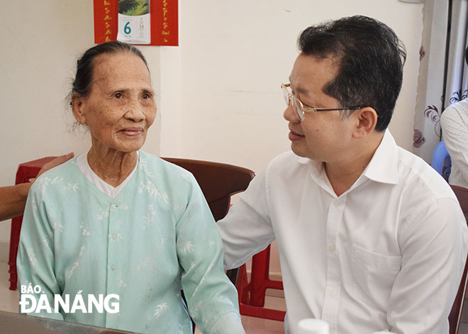 Phó Bí thư Thường trực Thành ủy Nguyễn Văn Quảng, thăm tặng quà Bà mẹ Việt Nam Anh hùng Nguyễn Thị Nhung. Ảnh TS
