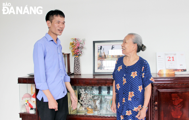 Bà Lê Thị Ái Liên (phải) vui mừng trong căn nhà mới. Ảnh: LAM PHƯƠNG	