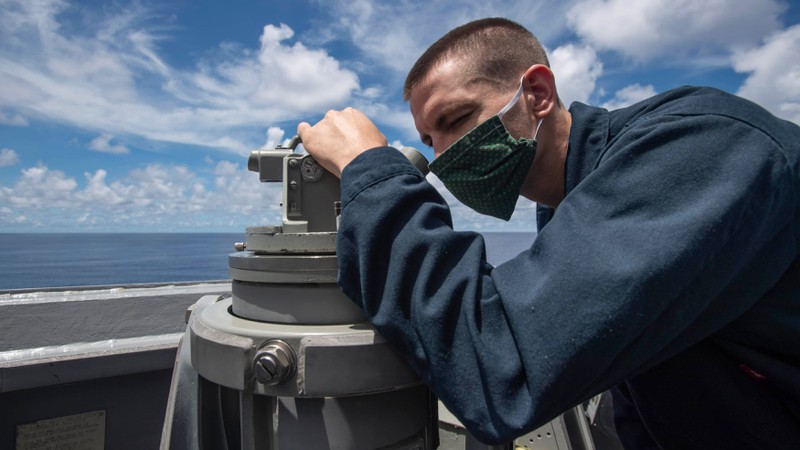 Một thủy thủ làm việc trên tàu khu trục USS Ralph Johnson của Mỹ ngày 14-7 ở khu vực gần quần đảo Trường Sa ở Biển Đông. Ảnh: Hải quân Mỹ