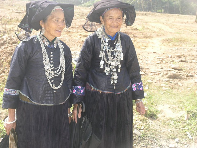 Bộ trang phục đi dự lễ của phụ nữ dân tộc Nùng Dín ở thôn Mã Tuyển, thị trấn huyện Mường Khương ( Lào Cai) nổi bật nhất với vòng bạc đeo cổ chế tác theo kiểu cổ xưa trị giá hàng chục triệu đồng.