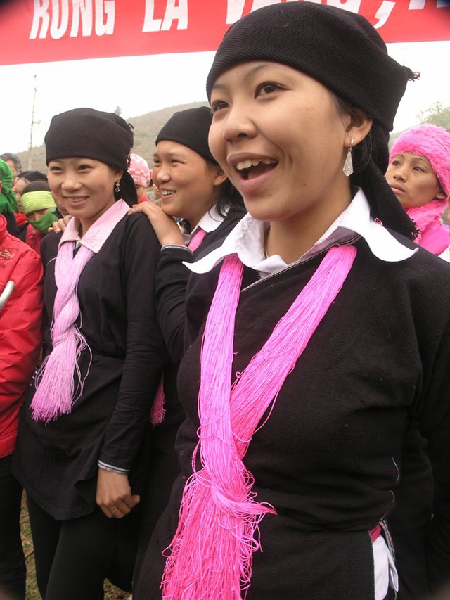 Trang phục của phụ nữ dân tộc Dao tuyển ở xã Trì Quang, huyện Bảo Tắng (Lào Cai) nổi bật với hai tua chỉ thêu màu hồng cánh sen đeo trước ngực.