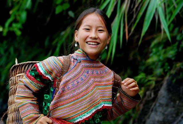  Trang phục thổ cẩm của thiếu nữ dân tộc Mông hoa ở huyện vùng cao Bắc  Hà (Lào Cai) phải thêu bằng tay hàng tháng trời có giá gần chục triệu đồng.