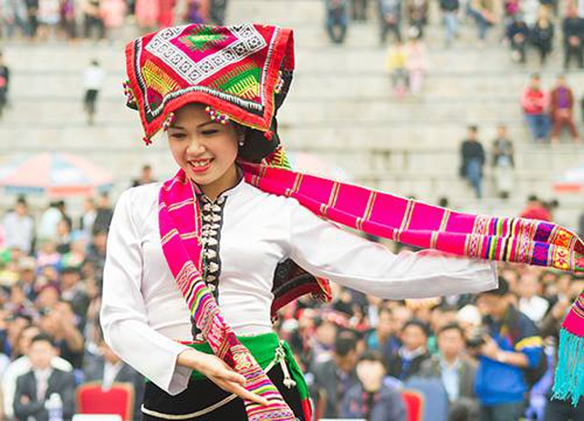 Trang phục của thếu nữ dân tộc Thái trắng là trong những bộ váy áo, khăn mũ đẹp nhất của các dân tộc vùng cao Tây Bắc.