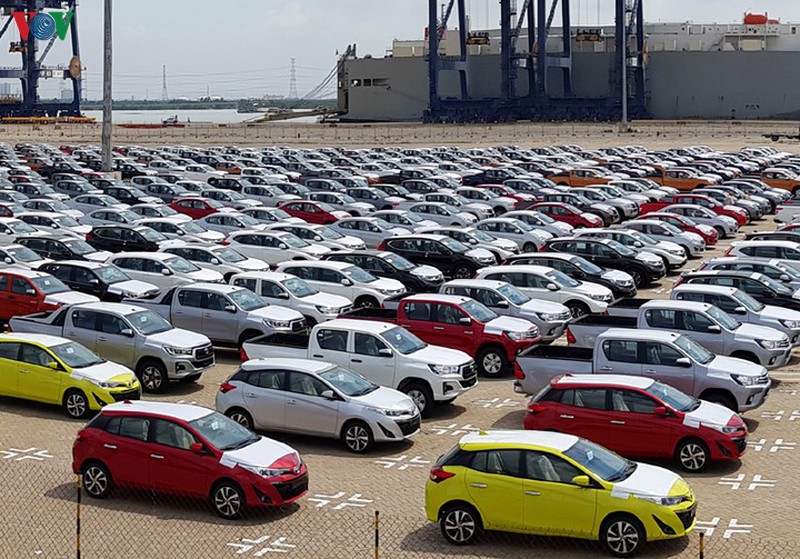 Lượng ô tô nhập khẩu về Việt Nam tiếp tục “lao dốc” trong tháng 6