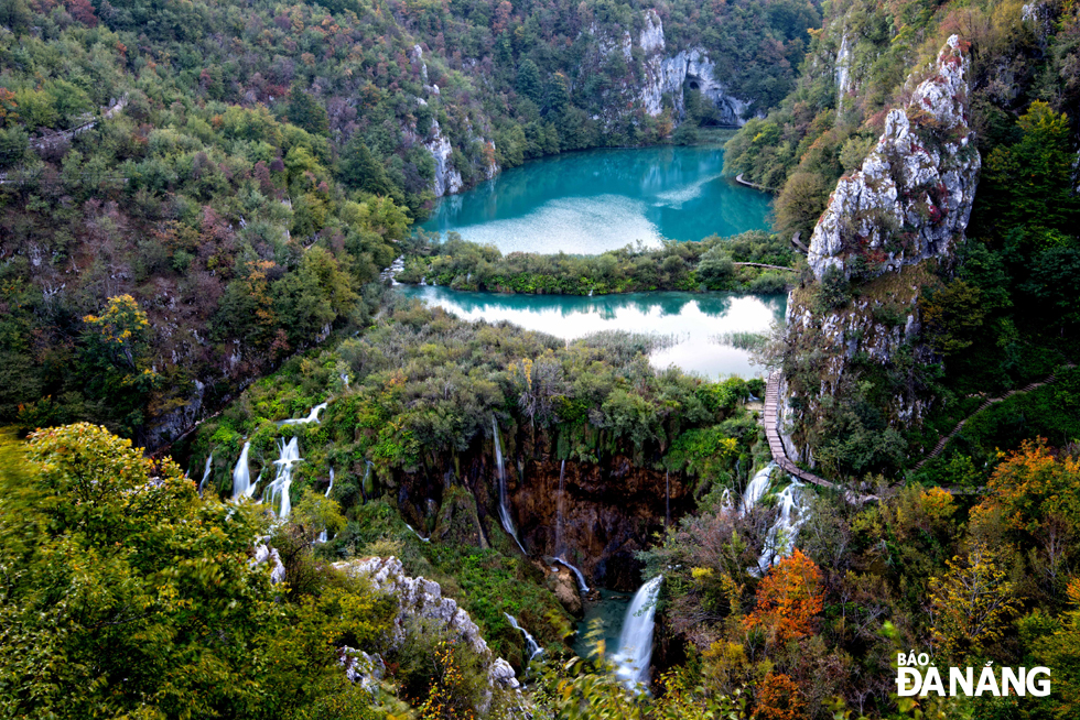 Mặt nước hồ xanh biếc như ngọc với những thác nước tự nhiên ở hồ Plitvice.