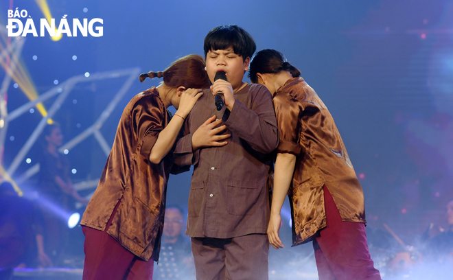 Tiết mục biểu diễn của ca sĩ nhí Như Khôi tại Nhà hát Trưng Vương với một ca khúc phù hợp lứa tuổi vào tháng 1-2019 làm nhiều khán giả xúc động. Ảnh: H.T