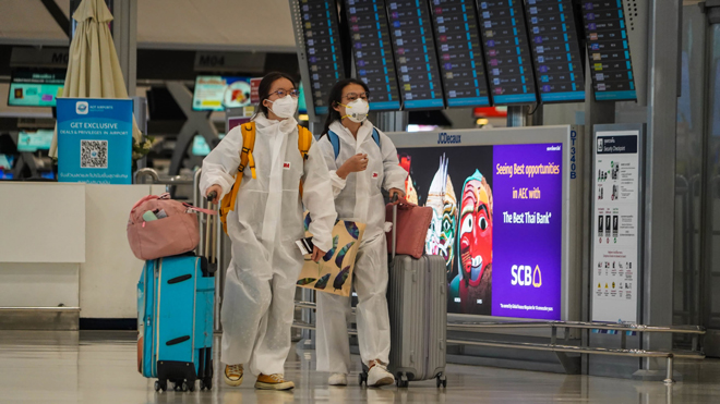 Hành khách đến sân bay quốc tế Suvarnabhumi ở Bangkok (Thái Lan) hồi tháng 6-2020. Ảnh: Nikkei