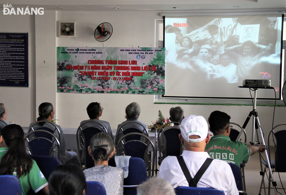 As part of the exchange programme, elderly social policy beneficiaries and students together watched documentary films featuring the two resistance wars in Viet Nam.