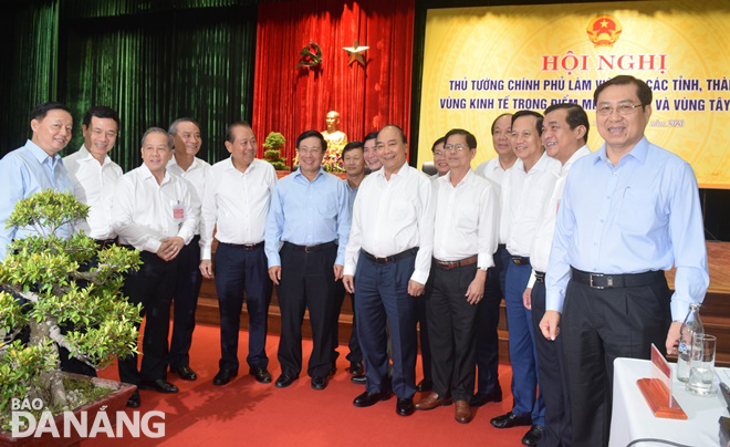 Thủ tướng Chính phủ Nguyễn Xuân Phúc và lãnh đạo Chính phủ cùng lãnh đạo các tỉnh, thành phố miền Trung - Tây Nguyên. Ảnh: HOÀNG HIỆP