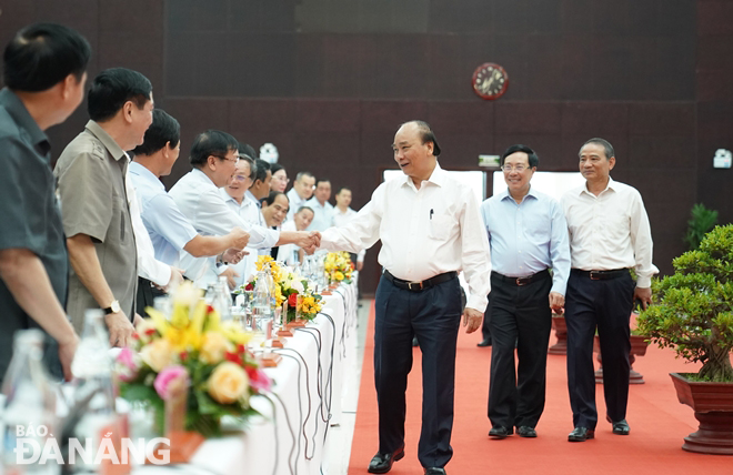 Thủ tướng Chính phủ Nguyễn Xuân Phúc và các đại biểu dự buổi làm việc.Ảnh: HOÀNG HIỆP