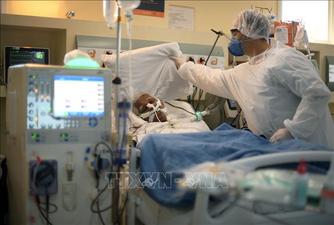 Nhân viên y tế chăm sóc bệnh nhân mắc Covid-19 tại một bệnh viện ở Rio de Janeiro, Brazil ngày 22-6. Ảnh: AFP-TTXVN