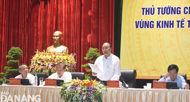 PM Nguyen Xuan Phuc giving constructive instructions at the event 