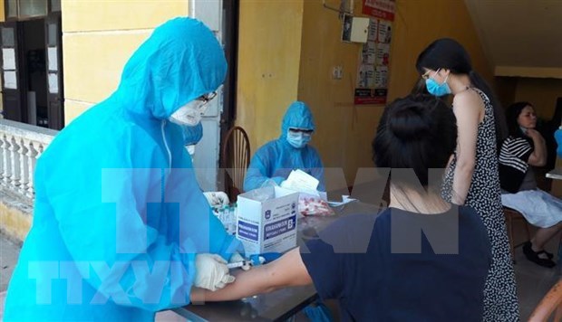 Medical workers take blood samples for testing (Photo: VNA)