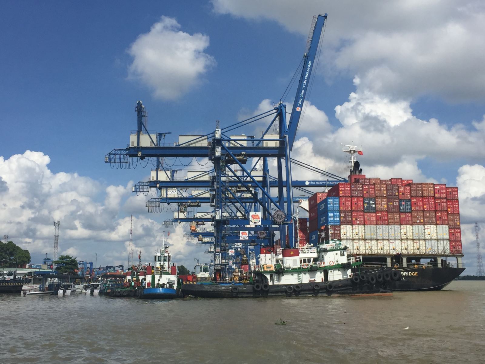 Có tới 90% lượng hàng hóa xuất nhập khẩu của Việt Nam qua đường biển. Ảnh: Hải Yên/Báo Tin tức