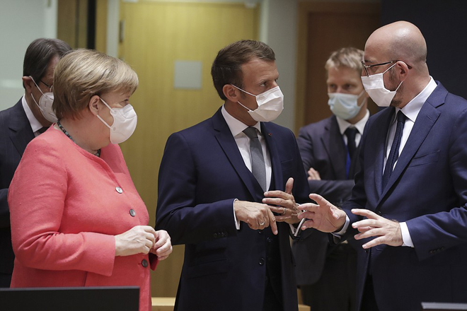 Thủ tướng Đức Angela Merkel (trái), Tổng thống Pháp Emmanuel Macron (giữa) và Chủ tịch Hội đồng châu Âu Charles Michel gặp gỡ tại hội nghị. Ảnh: AP