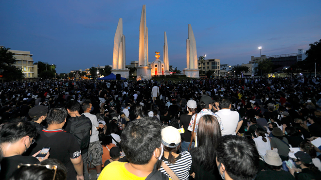 Những người biểu tình đổ xuống đường phố Bangkok. Ảnh: AP