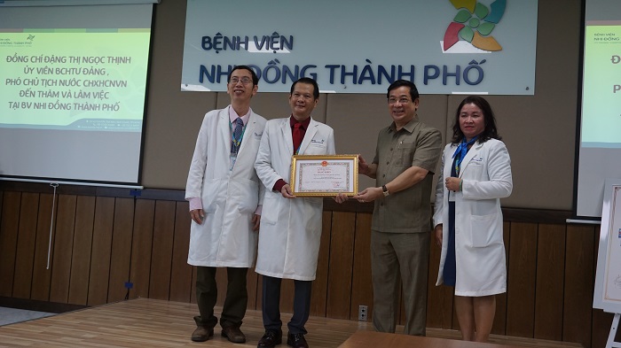 Bệnh viện Nhi đồng Thành phố nhận bằng khen của Bộ trưởng Bộ Y tế.