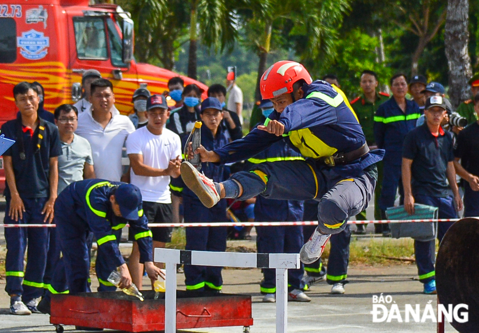  The competitors overcoming the hurdles in the 4x100m relay race for rescue and fire fighting