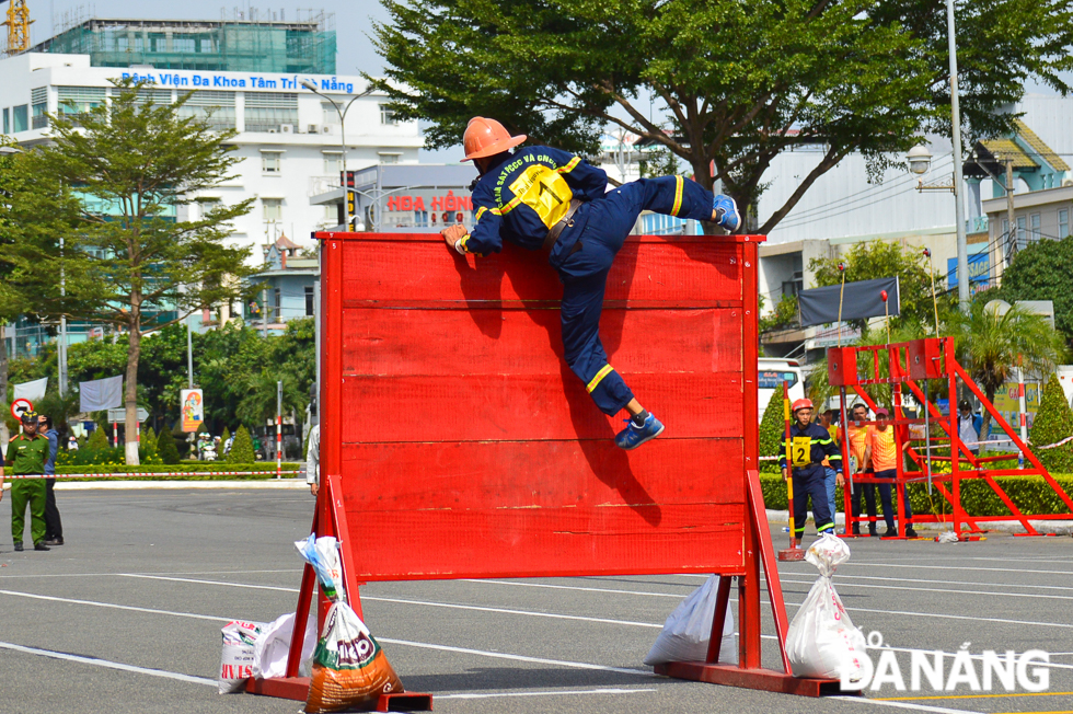  A competitor performing his high climbing skills