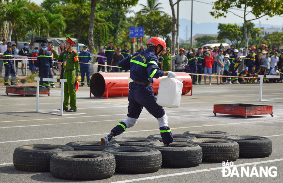 Carrying big cans of water through obstacles