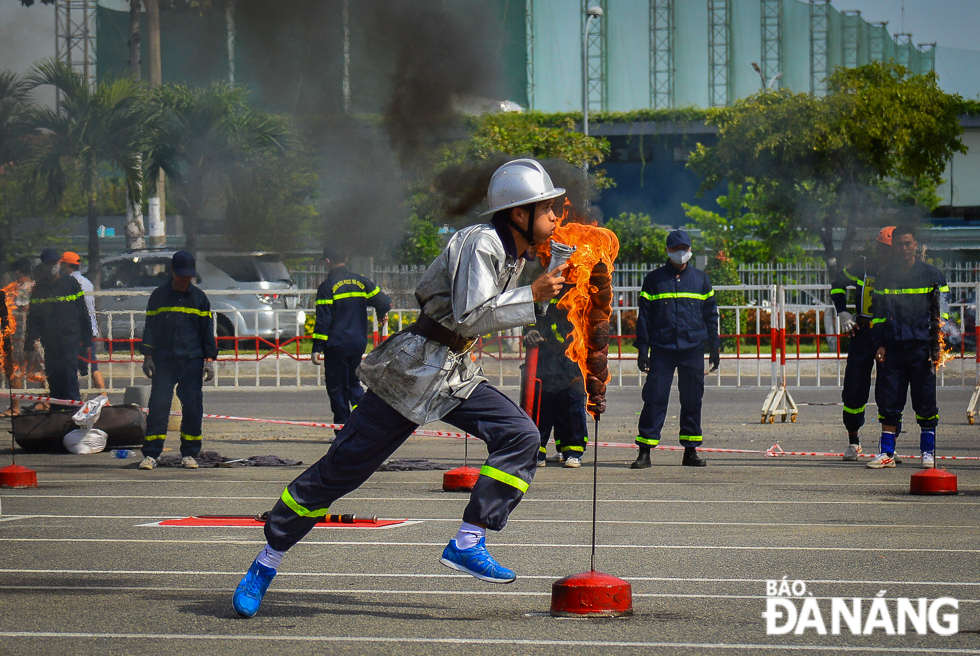 Taking speedy steps over fire piles in the 4x100m relay race for rescue and fire fighting activities