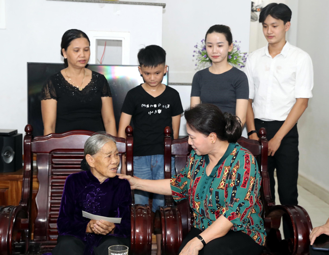Chủ tịch Quốc hội Nguyễn Thị Kim Ngân (phải) thăm và tặng quà cho bà Thi Thị Biên, vợ liệt sĩ ở thành phố Tam Kỳ, tỉnh Quảng Nam. Ảnh: TTXVN