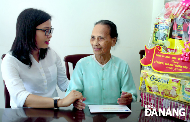 Giám đốc Sở Lao động - Thương binh và Xã hội Phan Thị Thúy Linh (trái) thăm Mẹ Việt Nam anh hùng ở quận Hải Châu. Ảnh: MINH CHÂU
