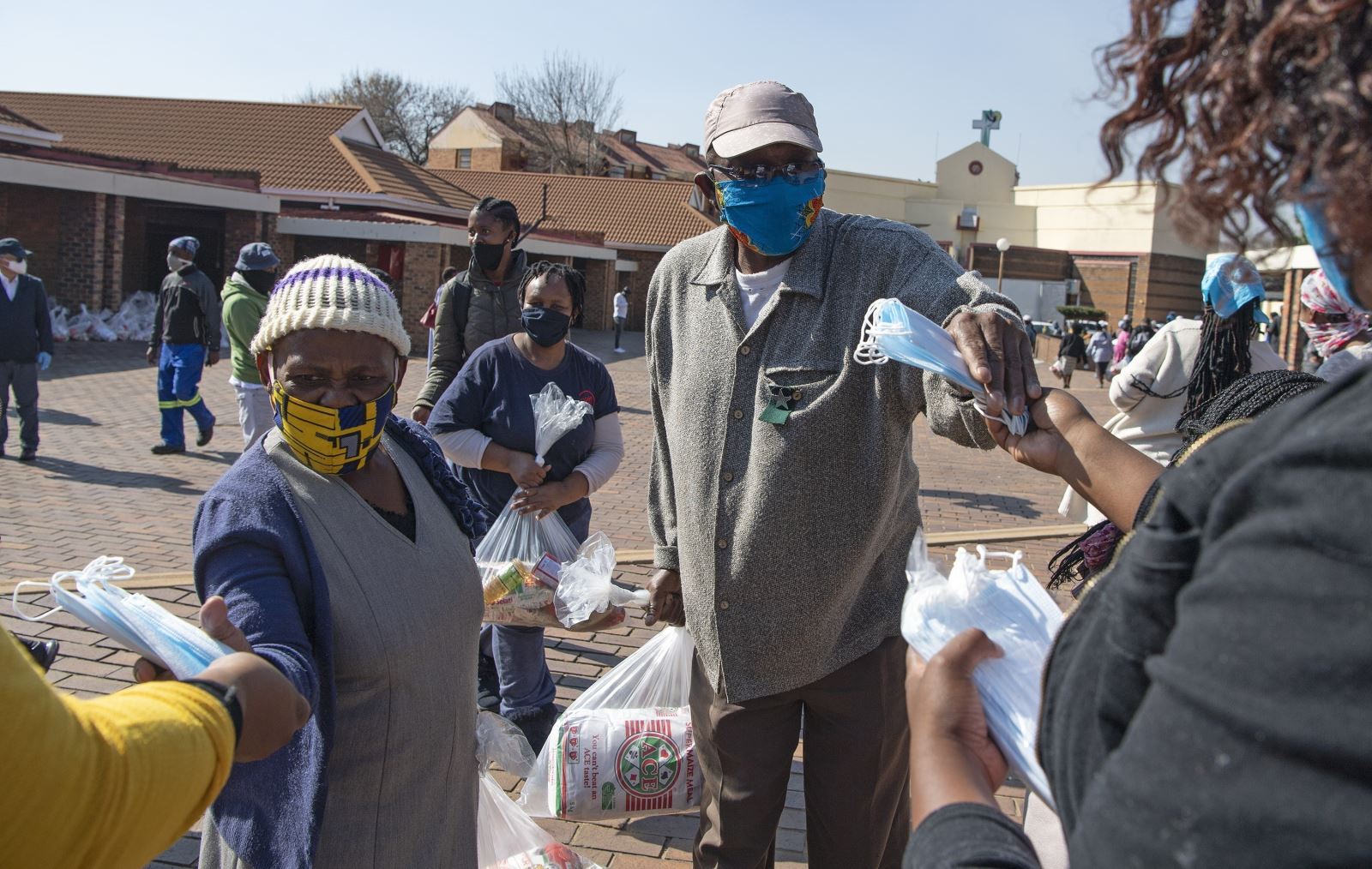  Người dân nhận thức ăn cứu trợ tại Johannesburg, Nam Phi ngày 5/6/2020. Ảnh: THX/TTXVN