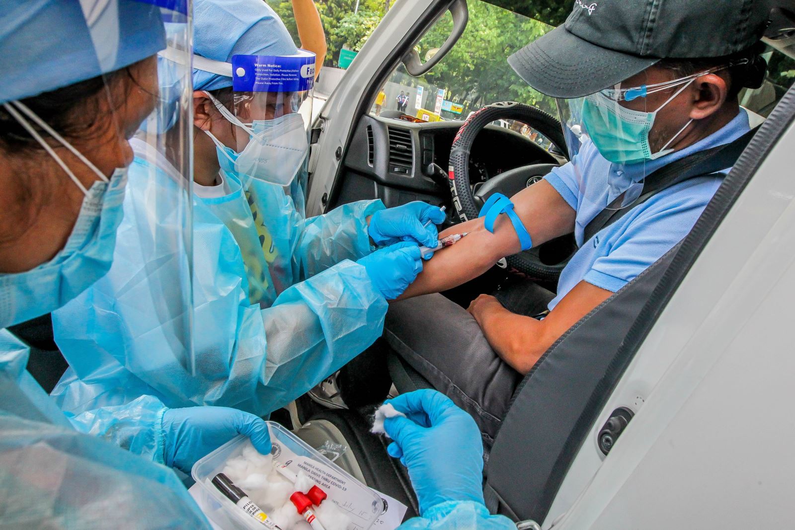  Nhân viên y tế lấy máu xét nghiệm COVID-19 cho người dân tại Manila, Philippines, ngày 15/7/2020. Ảnh: THX/TTXVN