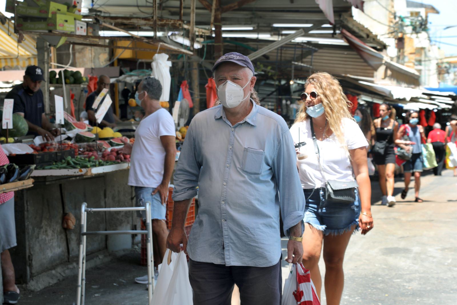  Người dân đeo khẩu trang phòng lây nhiễm COVID-19 tại một khu chợ ở Tel Aviv, Israel, ngày 14/7/2020. Ảnh: THX/TTXVN
