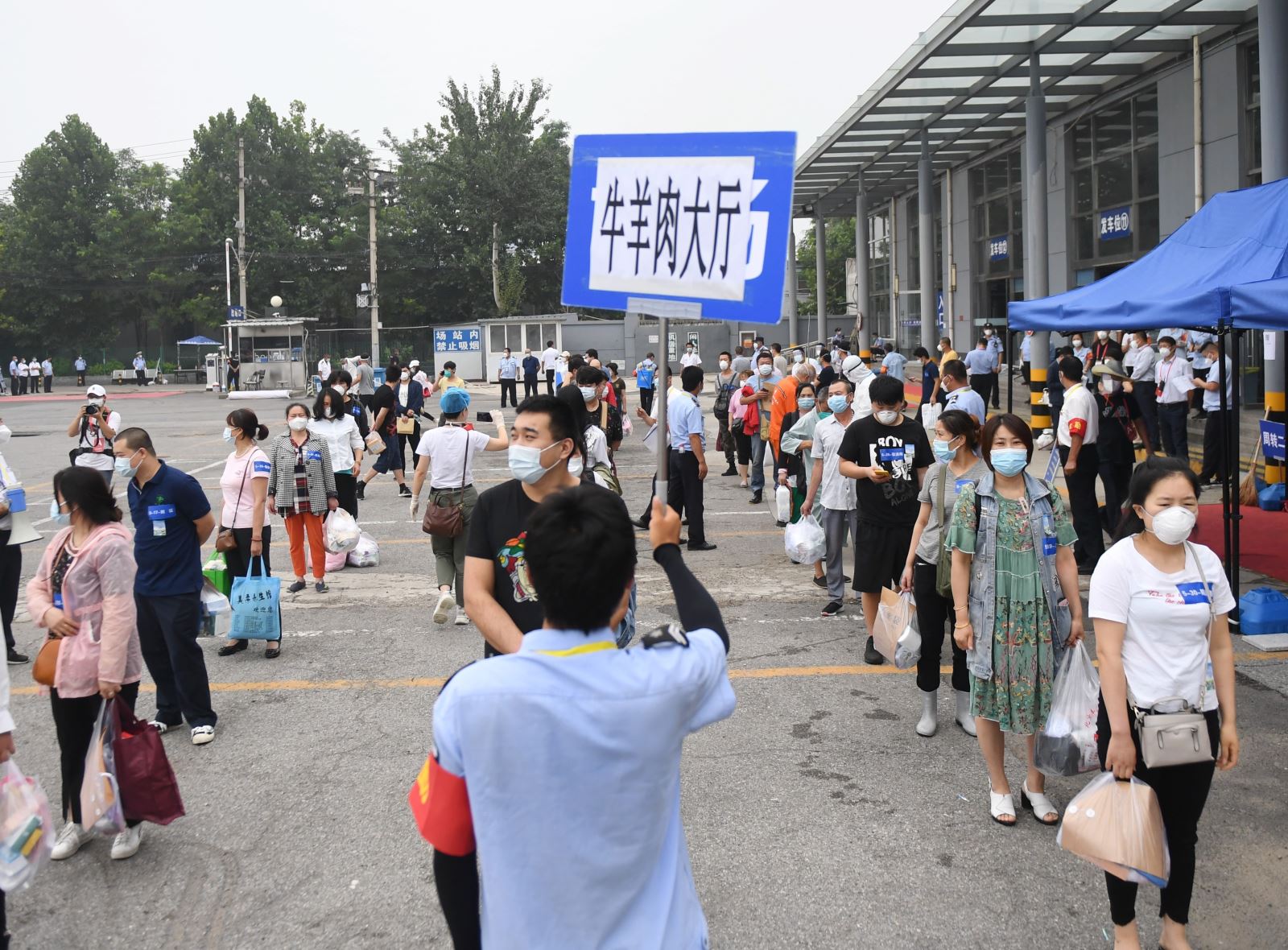  Người dân rời khỏi một cơ sở cách ly COVID-19 sau khi hoàn thành thời gian cách ly tại Bắc Kinh, Trung Quốc, ngày 11/7/2020. Ảnh: THX/TTXVN